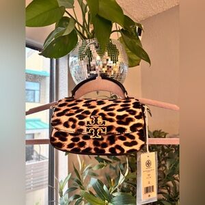 NWT ✨Tory Burch Leopard Print handle/ crossbody bag